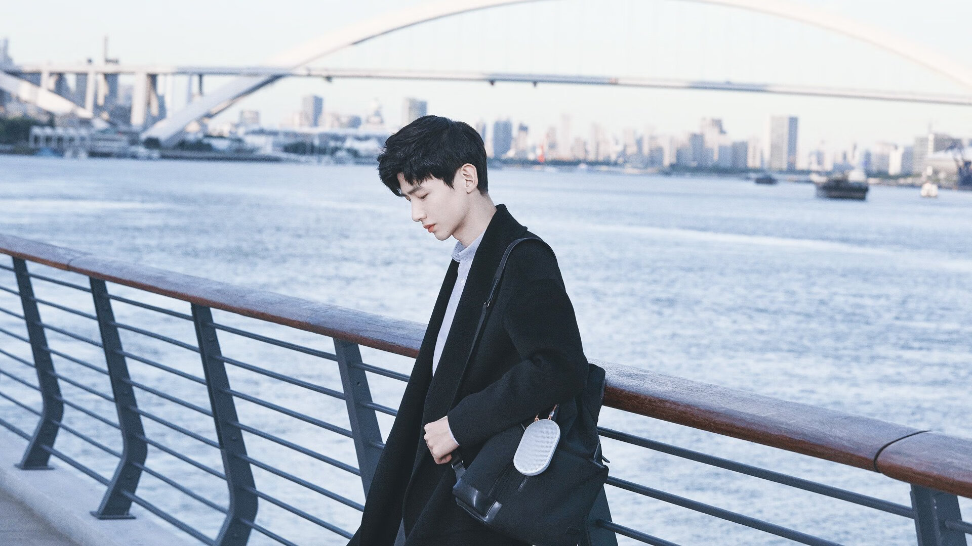 澳女泳队三强之争中稳居第一集团，澳洲泳坛少女惊艳