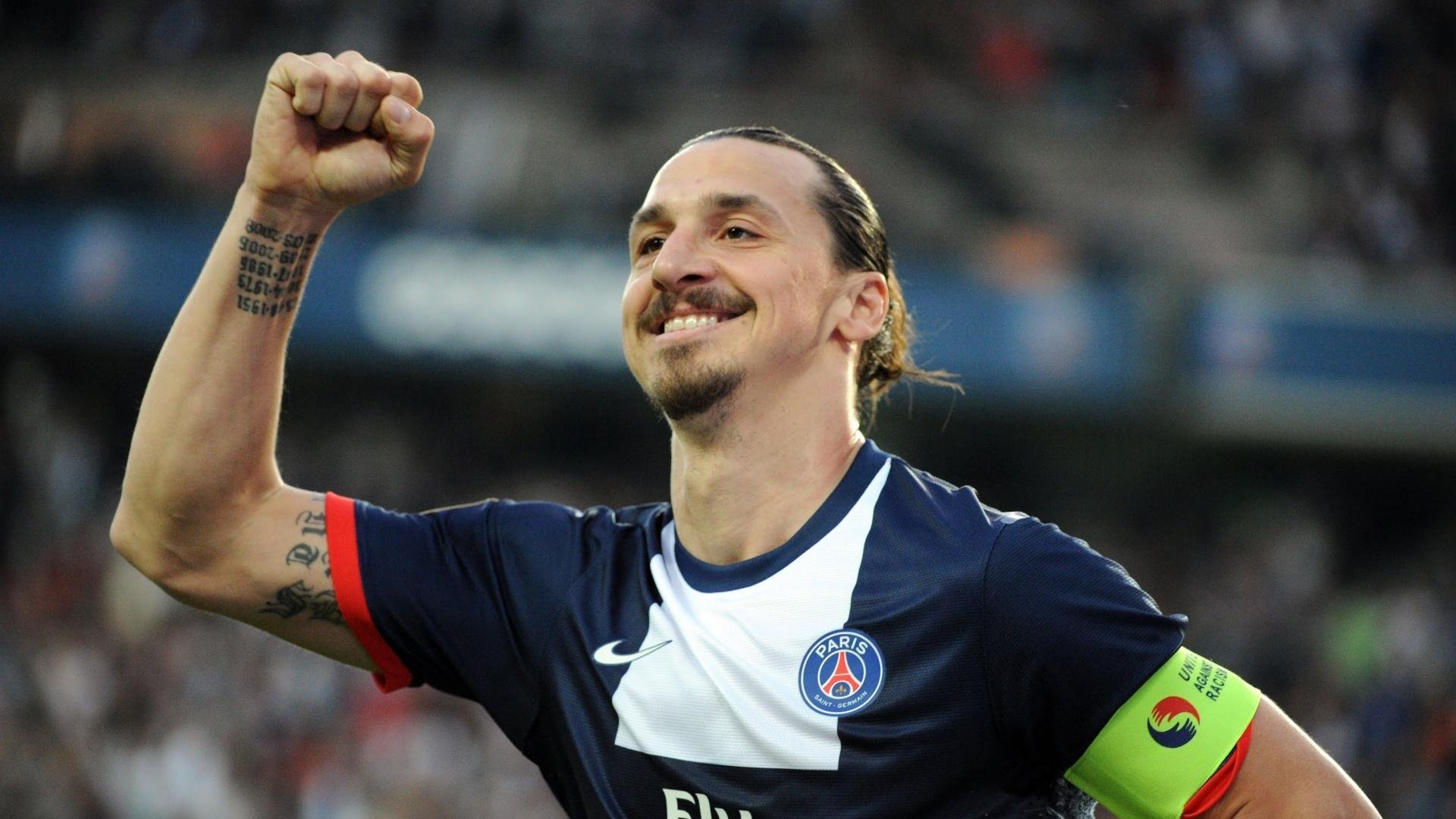 综合体育系“夜跑接力赛”首办 千米跑道灯火通明